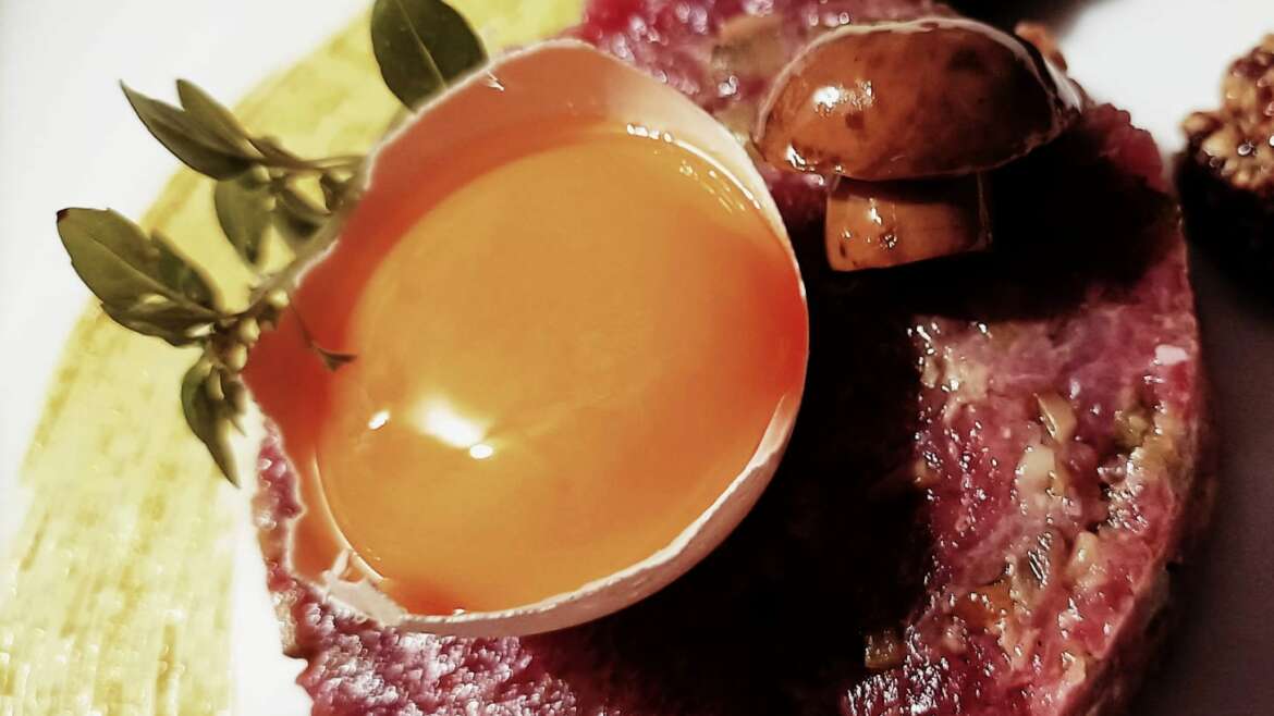 TATAR WOŁOWY Z DODATKAMI